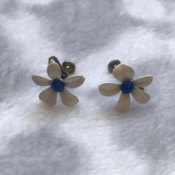 ADORABLE Vintage clip on flower earrings - Picture 1 of 3